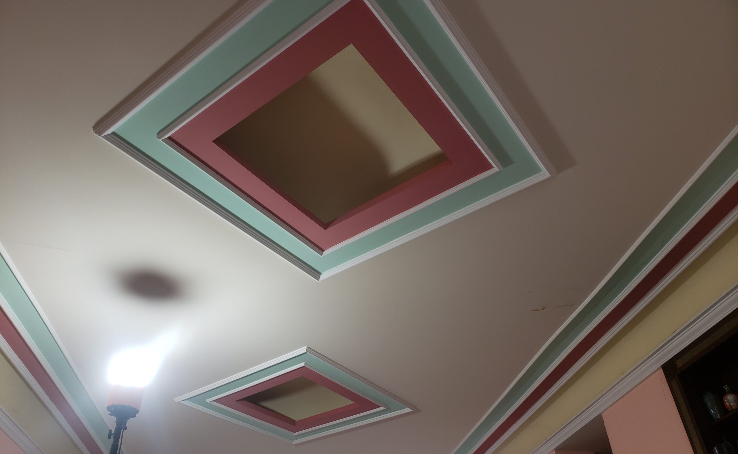 Plafond en staff, coloré