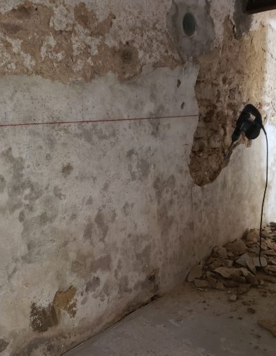 Dépose des enduits ciments au burineur
